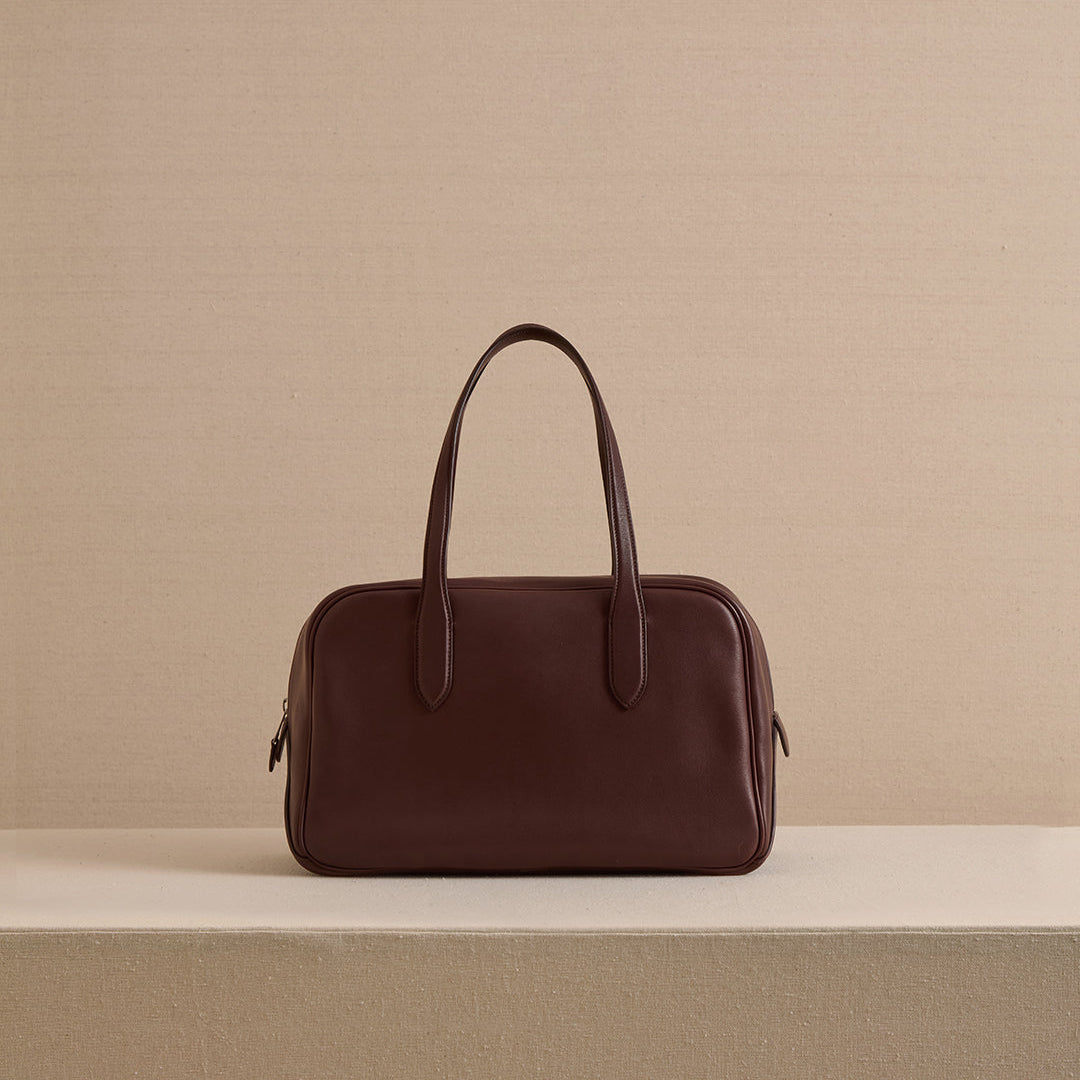 Structured Leather Tote Bag with Zipper Closure and Interior Pocket