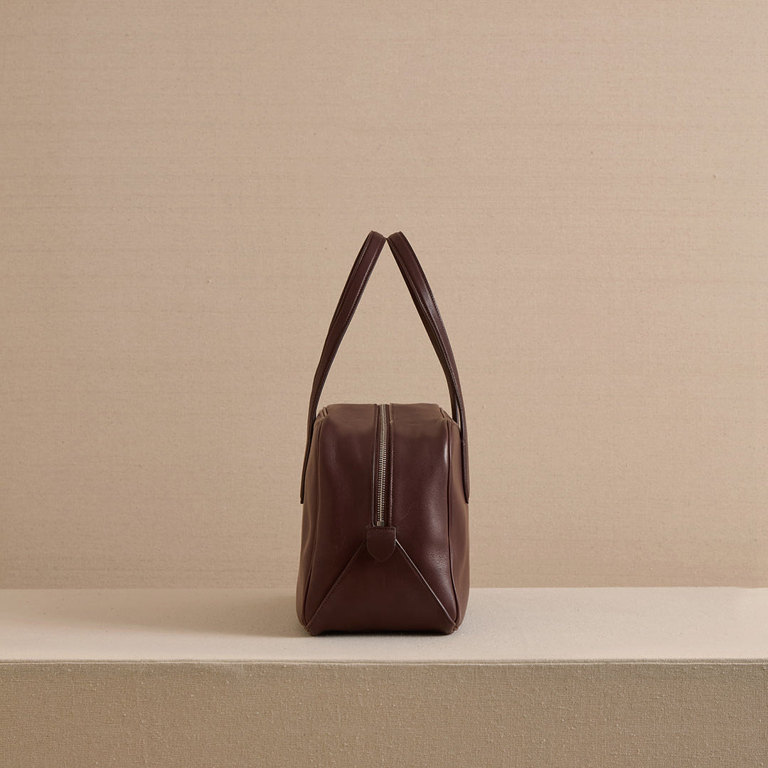 Structured Leather Tote Bag with Zipper Closure and Interior Pocket - Image 4