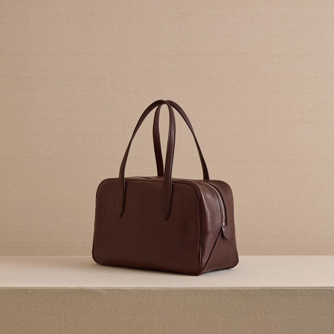 Structured Leather Tote Bag with Zipper Closure and Interior Pocket - Image 3