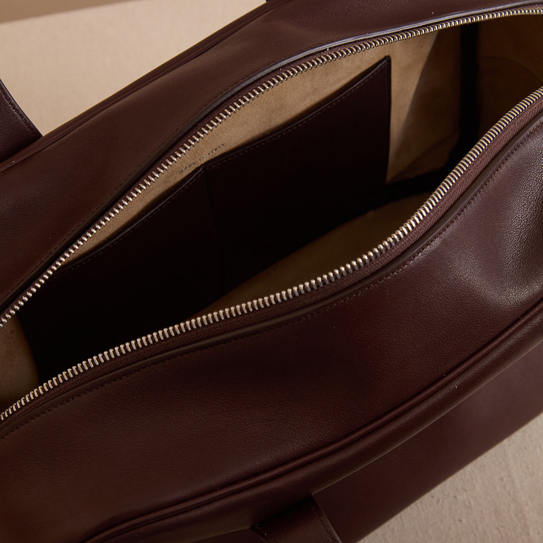 Structured Leather Tote Bag with Zipper Closure and Interior Pocket - Image 5