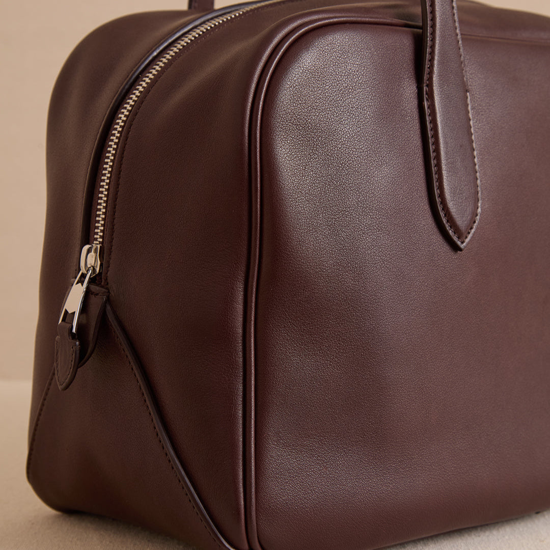 Structured Leather Tote Bag with Zipper Closure and Interior Pocket - Image 6