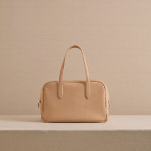 Structured Leather Tote Bag with Zipper Closure and Interior Pocket