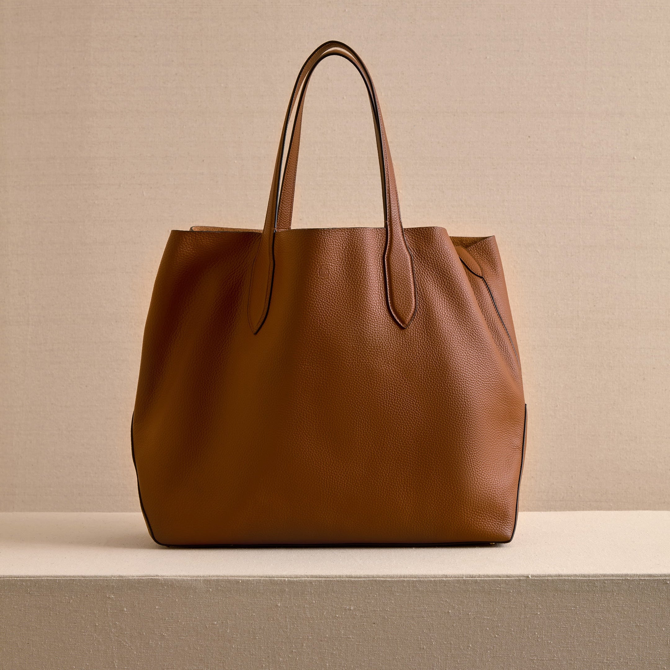 Leather Tote Bag with Slouchy Design and Adjustable Strap - Image 3